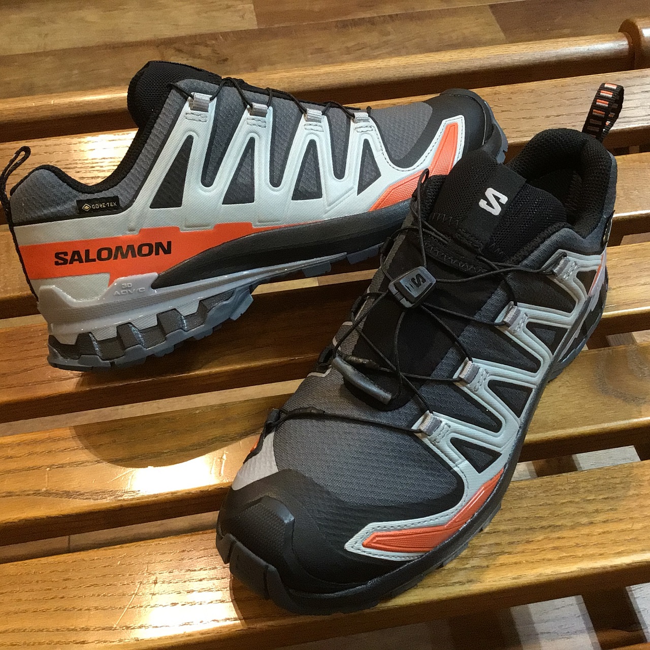 グレーとオレンジの好配色！サロモン「XA PRO GORE-TEX」。