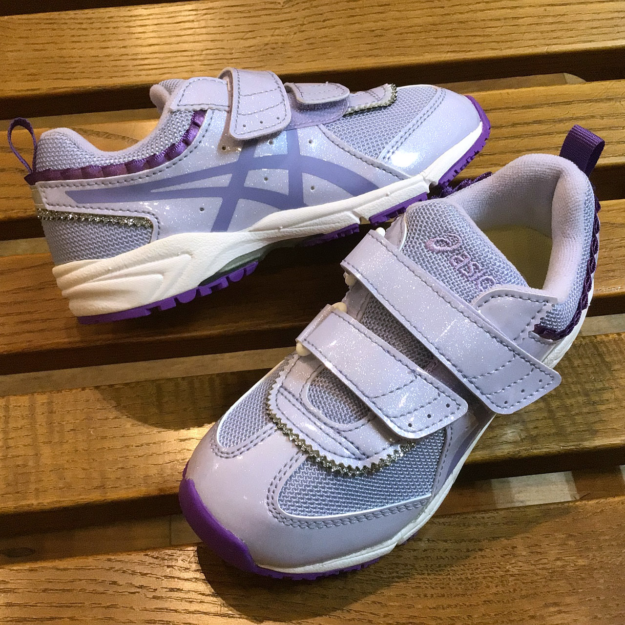 フリルとラメがキュート！アシックスのスクスク「TIARA」。