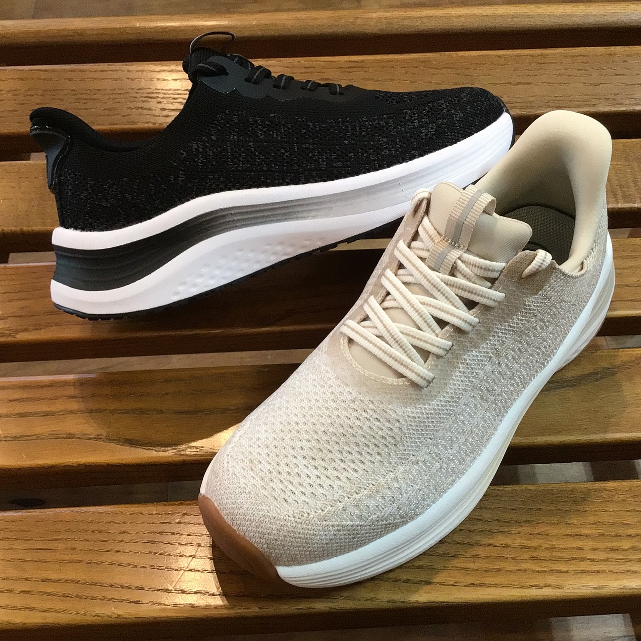 手を使わず履けるシューズ！オーソフィート「NIRA」。