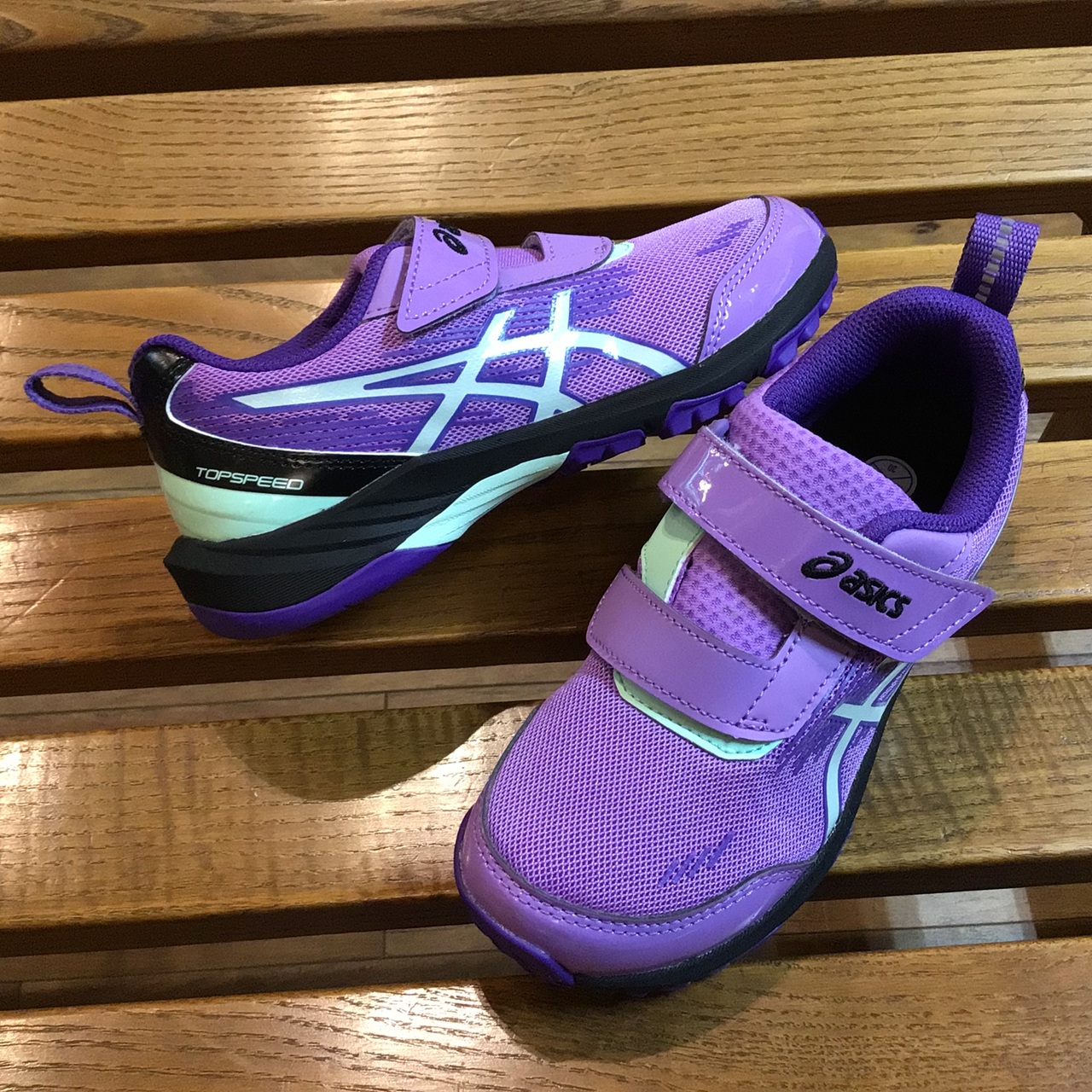 しっかり走れるTOPSPEEDに新色！アシックスのキッズランニング。